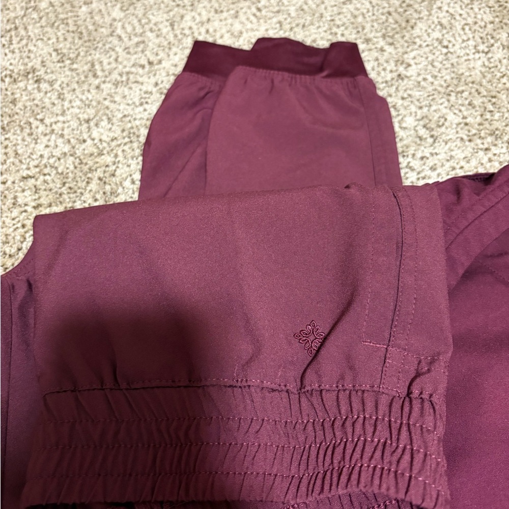 Med Couture Wine Scrub set - Picture 3 of 3